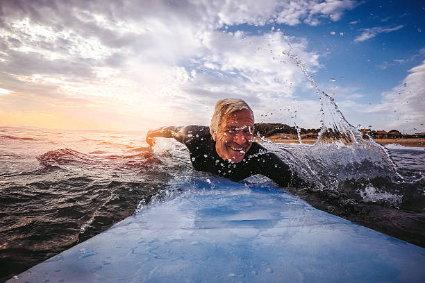 leben in vollen zügen genießen - surfing surf wave men stock-fotos und bilder