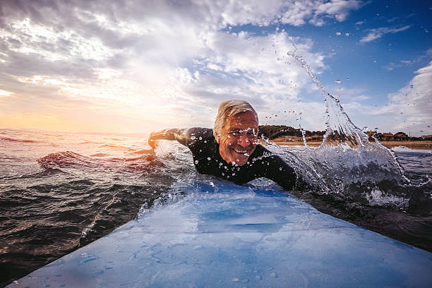 máximo a la sala de estar - surfing surf wave extreme sports fotografías e imágenes de stock