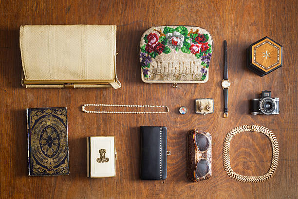 vintage mujer de accesorios - brooch gold jewelry old fashioned fotografías e imágenes de stock