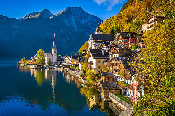 hallstatt village de montagne à l'automne, salzkammergut, en autriche - european alps austria autumn colors photos et images de collection