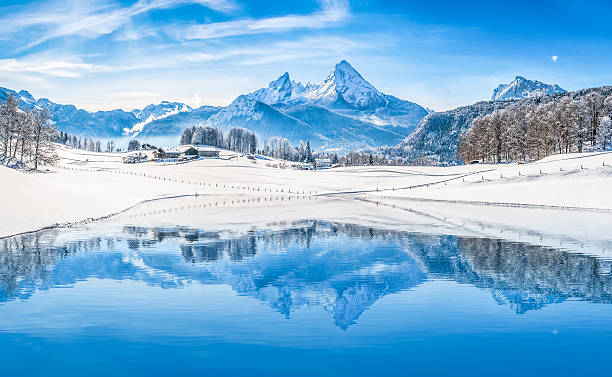 el paraíso invernal en los alpes, lo que refleja en clara lago de montaña - non urban scene landscaped clear sky germany fotografías e imágenes de stock