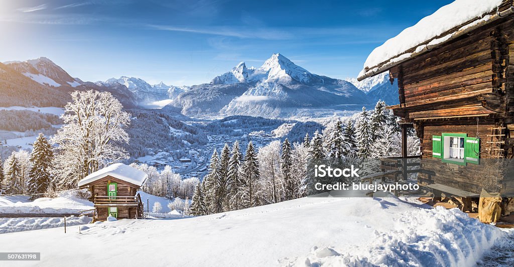 Winter-Wunderland mit mountain chalets in den Alpen - Lizenzfrei Winter Stock-Foto