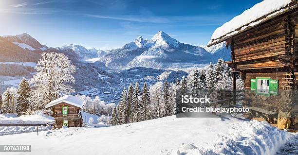 Winterwunderland Mit Mountain Chalets In Den Alpen Stockfoto und mehr Bilder von Winter