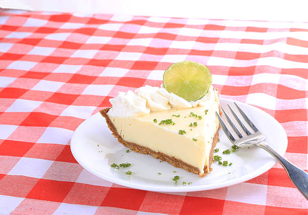 tropische licht auf key lime pie - key lime pie dessert pie pastry stock-fotos und bilder