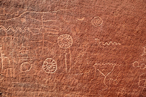 park stanowy valley of fire: petroglyphs w atlatl rock - cave painting prehistoric art north american tribal culture nevada zdjęcia i obrazy z banku zdjęć