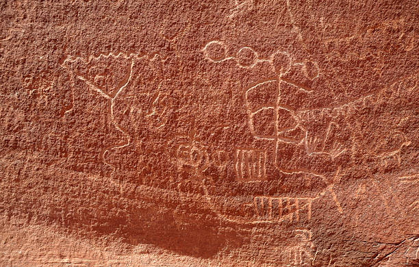 park stanowy valley of fire: petroglyphs w atlatl rock - cave painting prehistoric art north american tribal culture nevada zdjęcia i obrazy z banku zdjęć