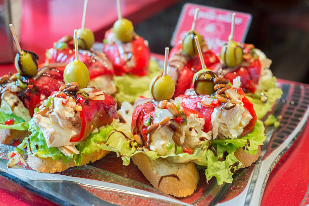 pinchos, aperitivos tradicionales país vasco - álava fotografías e imágenes de stock