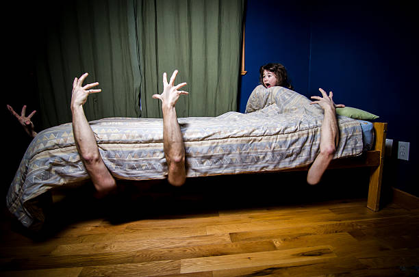 jeune fille se réfugier dans le lit avec des monstres de lit - human arm photos et images de collection