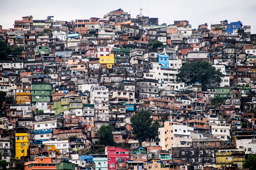 Caracas is surrounded by neighborhoods where poverty is very significant. Thousands of people live in this periphery of the city.