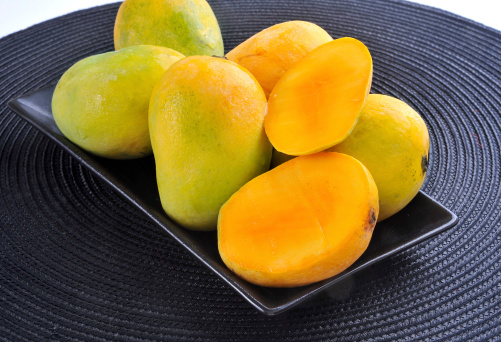 Fresh & Delicious Pakistani famous Mangoes in black tray ready to serve