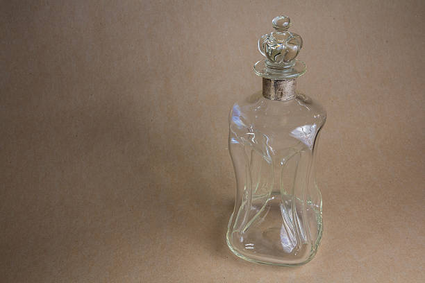 vazio crystal decanter - decanter crystal carafe glass - fotografias e filmes do acervo