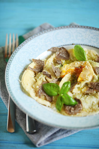 ravioli fatti in casa farciti con tuorlo d'uovo, la ricotta e tartufo nero - edible mushroom mushroom ravioli basil foto e immagini stock