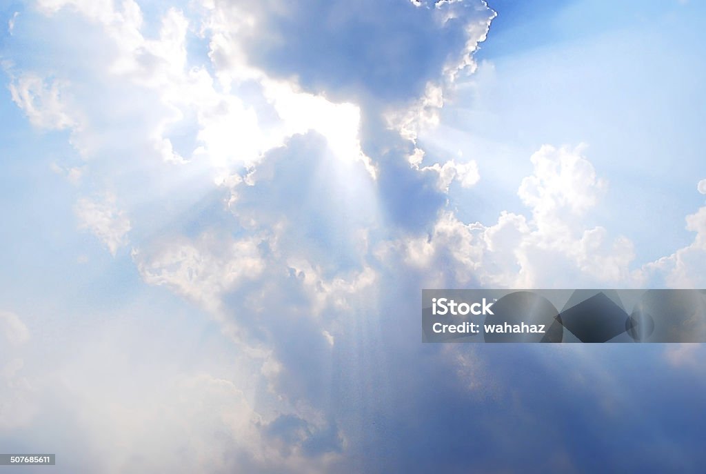 Sunbeams e nuvole - Foto stock royalty-free di Ambientazione esterna