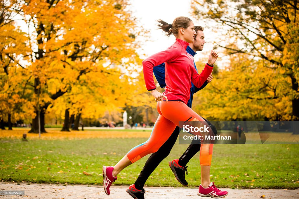 Couple de jogging dans la nature en automne - Photo de Courir libre de droits