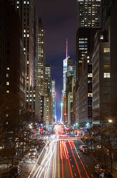 cidade de nova york trânsito à noite - new york state skyline new york city vibrant color - fotografias e filmes do acervo