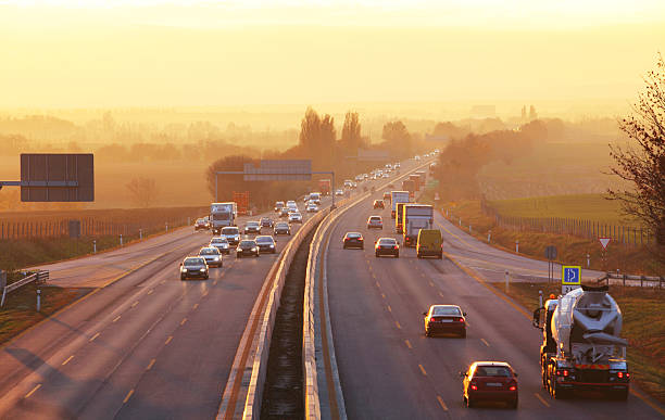 verkehr auf der autobahn mit autos. - mehrspurige strecke stock-fotos und bilder