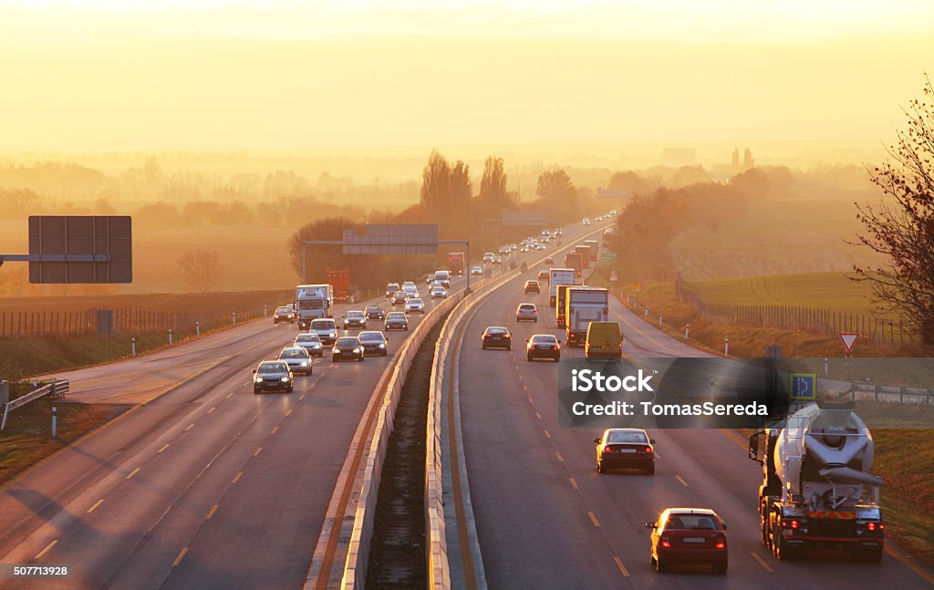 Tráfico en carretera de los vehículos. - Foto de stock de Autopista libre de derechos
