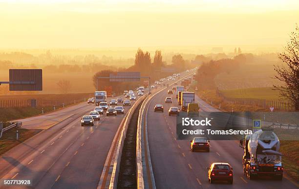 Tráfico En Carretera De Los Vehículos Foto de stock y más banco de imágenes de Autopista - Autopista, Vía principal, Tráfico