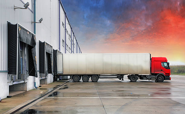 lkw, transfer - red shipping freight transportation cargo container stock-fotos und bilder