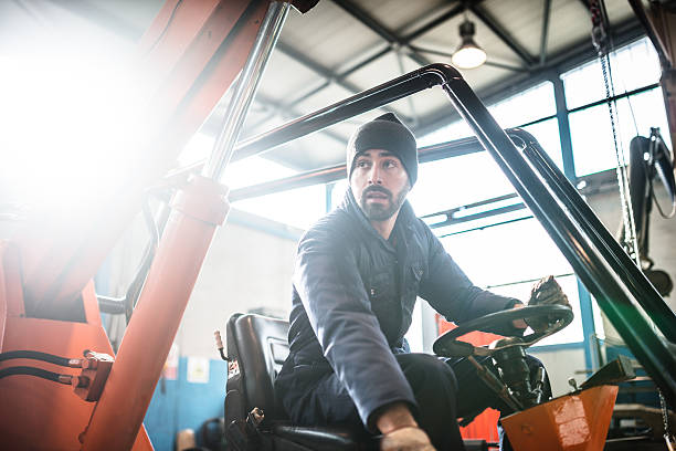 man driving a forklift - chauffeur beroep stockfoto's en -beelden