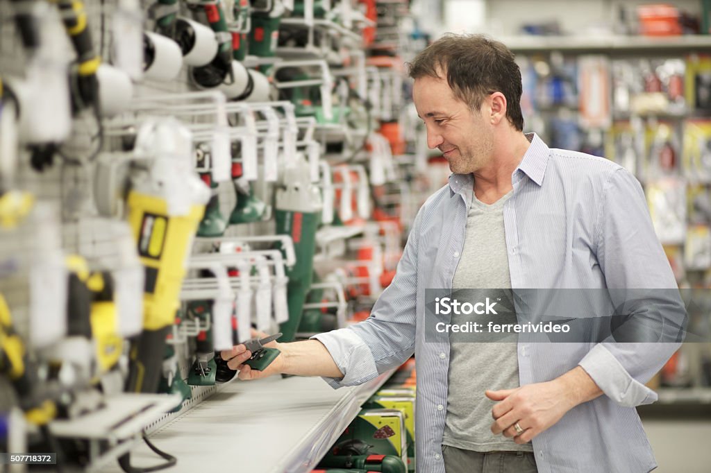 Homme dans une quincaillerie - Photo de Outil de travail libre de droits