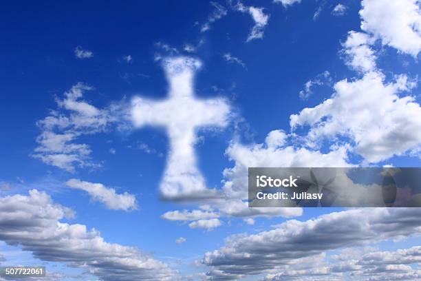 Religiose Croce In Cielo Nuvoloso - Fotografie stock e altre immagini di Albero - Albero, Ambientazione esterna, Bibbia