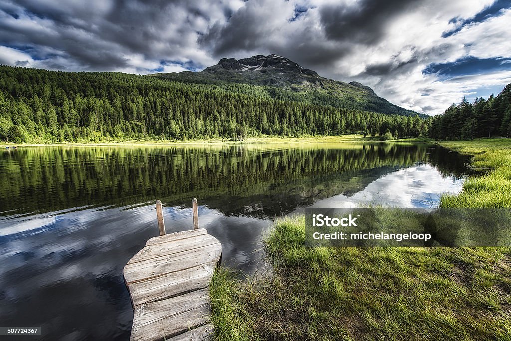 little dock auf der mountain lake - Lizenzfrei Alpen Stock-Foto