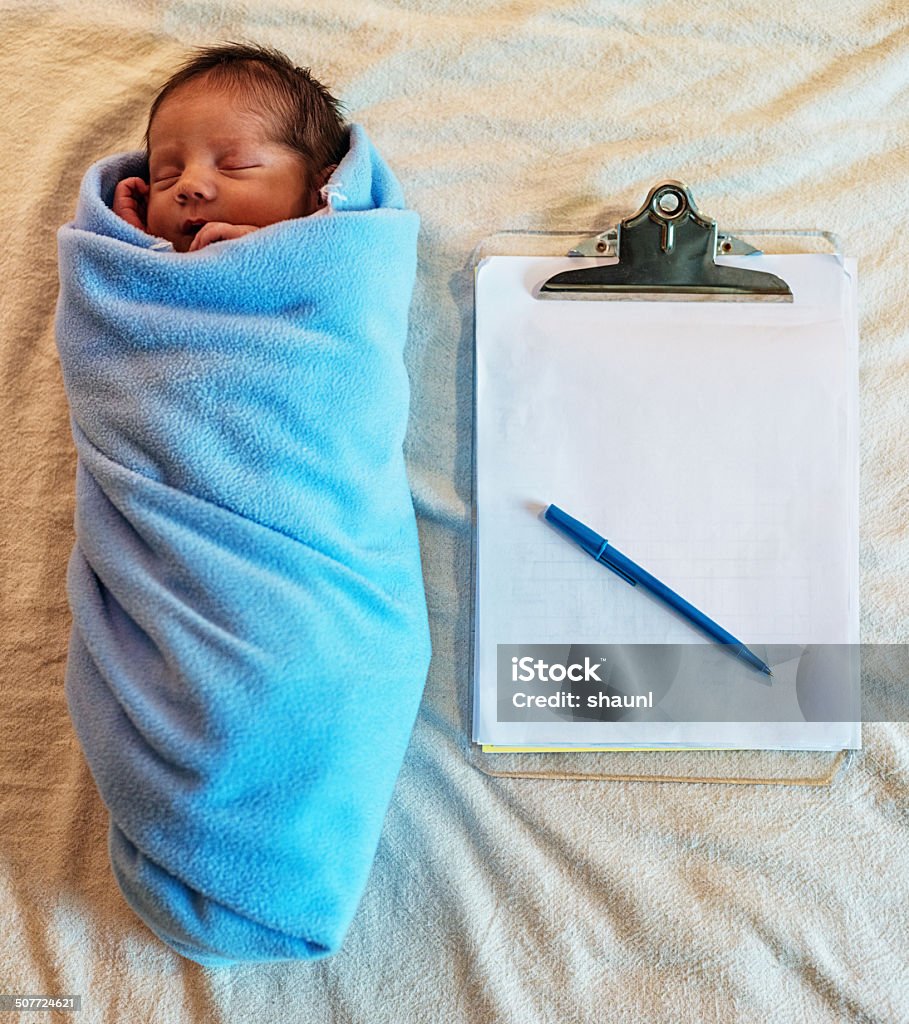 Niño recién nacido con portapapeles - Foto de stock de Acostado de espalda libre de derechos