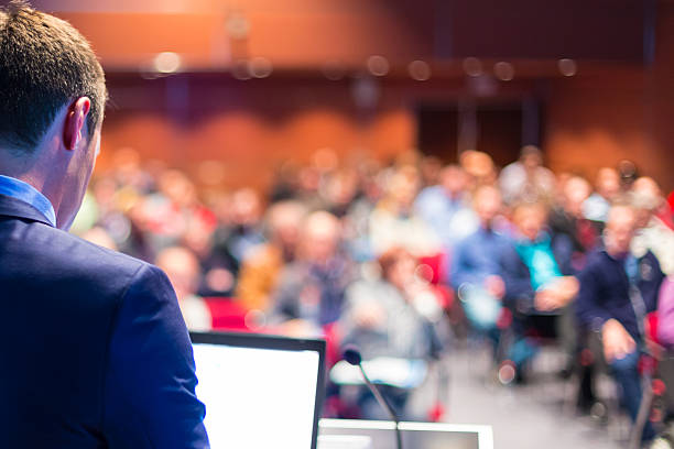 スピーカー、ビジネスコンファレンスやプレゼンテーションます。 - lecture hall 写真 ストックフォトと画像