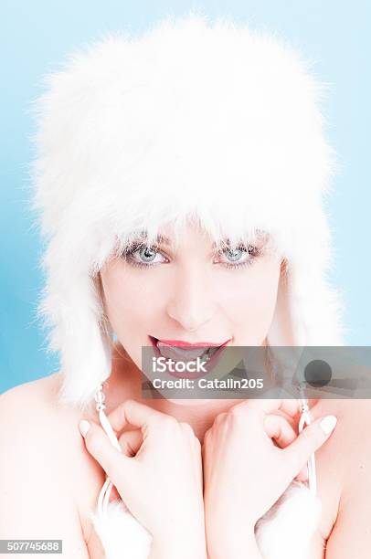 Hermosa Mujer Modelo Adherencias La Lengua Como Funny Face Concepto Foto de stock y más banco de imágenes de Adulto