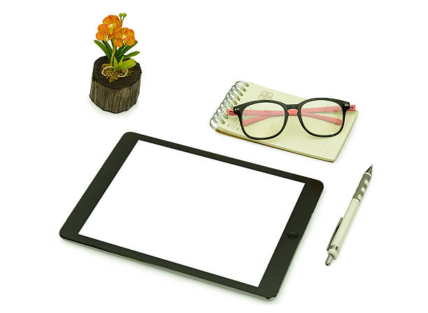 noir tablette, crayons, verres et de réservation pour modèle isol - book black isolated on white note pad photos et images de collection