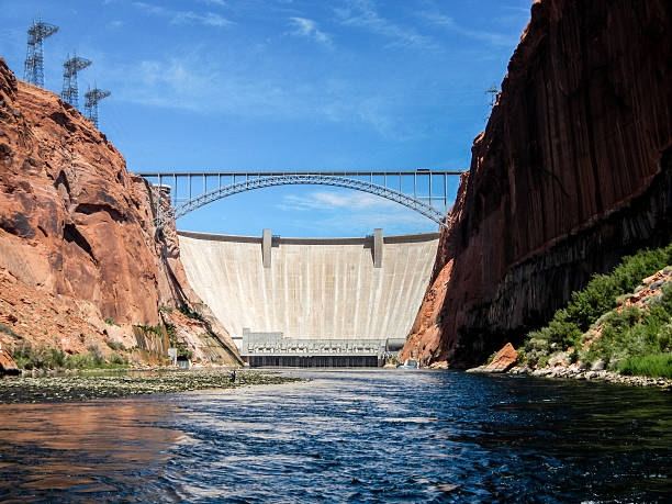 represa de glen canyon com linhas elétricas - glen canyon - fotografias e filmes do acervo