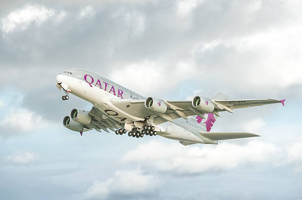 카타르 항공 에어버스 a380 - qatar airways 뉴스 사진 이미지