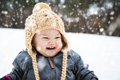 ベビー外遊び雪の中