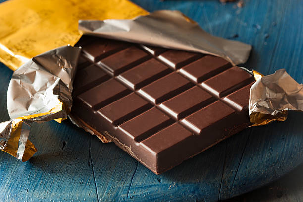 bio dunkle schokolade candy bar - riegel stock-fotos und bilder