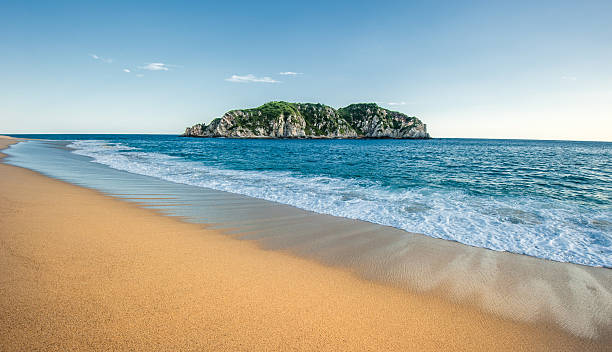 cacaluta spiaggia in huatulko, oaxaca, messico - horizon summer beach cliff foto e immagini stock