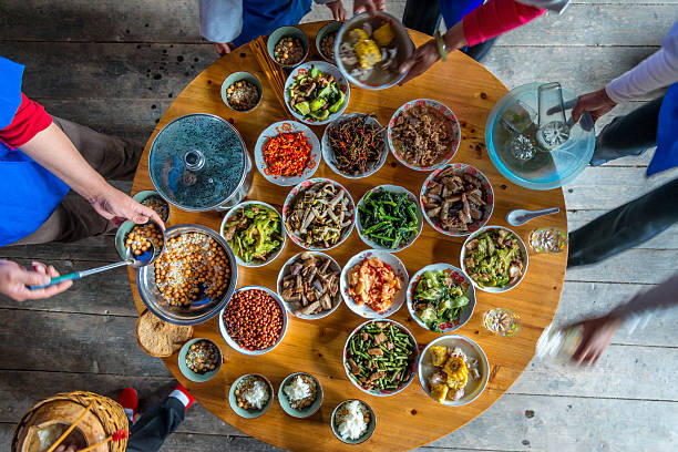 chinês jantar em casa, vista de ângulo elevado - food high angle view table stew imagens e fotografias de stock