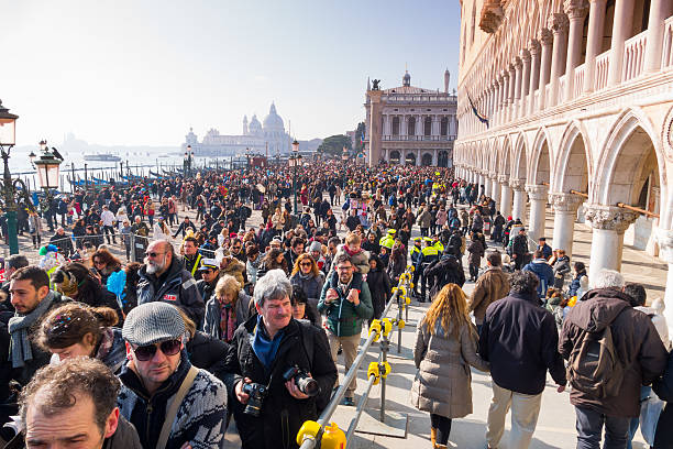 Multidão de turistas visitam o Palácio do Doge, Veneza, Itália - foto de acervo