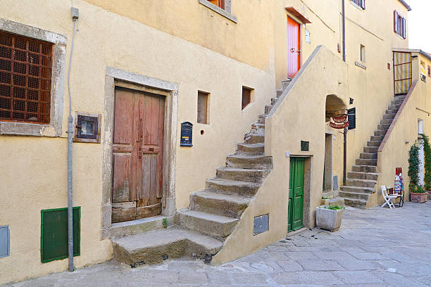alte dorf castle" in der insel giglio - steps staircase water doorway stock-fotos und bilder
