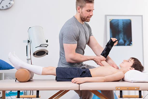 istock Young patient visiting a physiotherapist 507792536