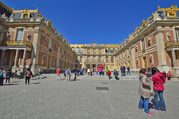 turistas que visitan versalles palacio - chateau de versailles fotografías e imágenes de stock