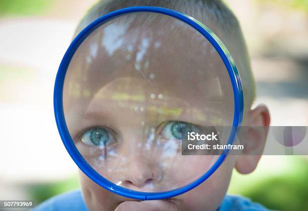 Kleiner Junge Blick Durch Ein Vergrößerungsglas Stockfoto und mehr Bilder von 6-7 Jahre - 6-7 Jahre, Auge, Bildung