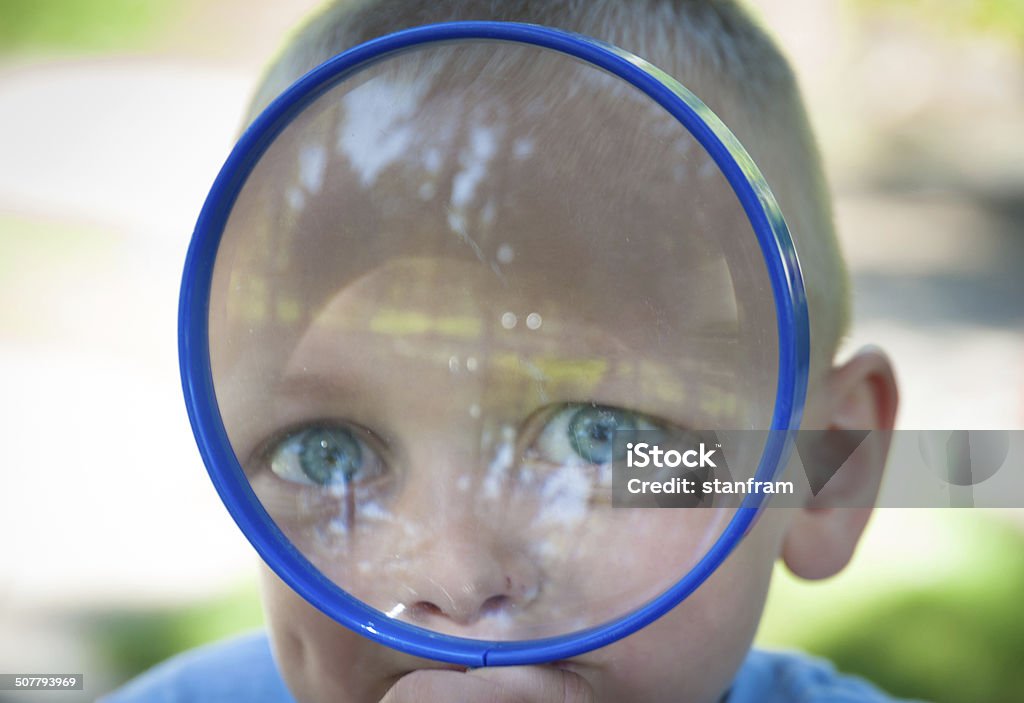 Mały chłopiec Patrzenie przez lupę - Zbiór zdjęć royalty-free (6-7 lat)