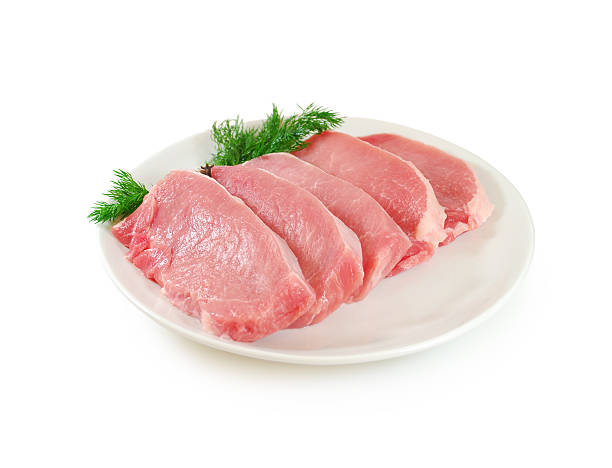 необработанные мяса. свинина стейки и укропом на блюдо изолированные - lamb chops стоковые фото и изо�бражения