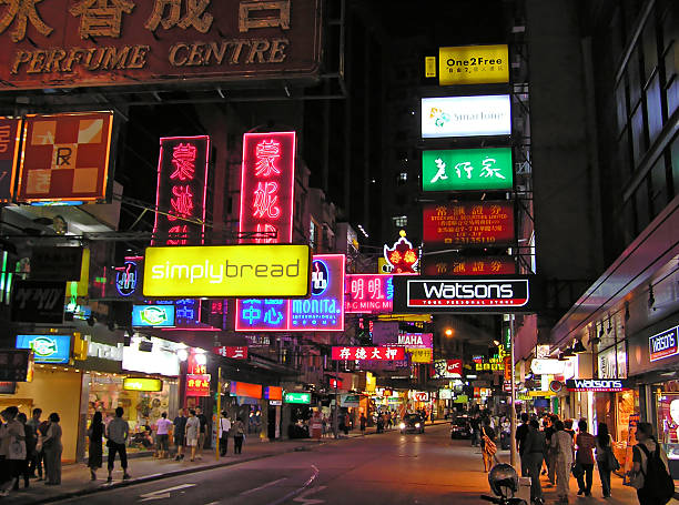 hong kong bei nacht - hong kong billboard asia china stock-fotos und bilder