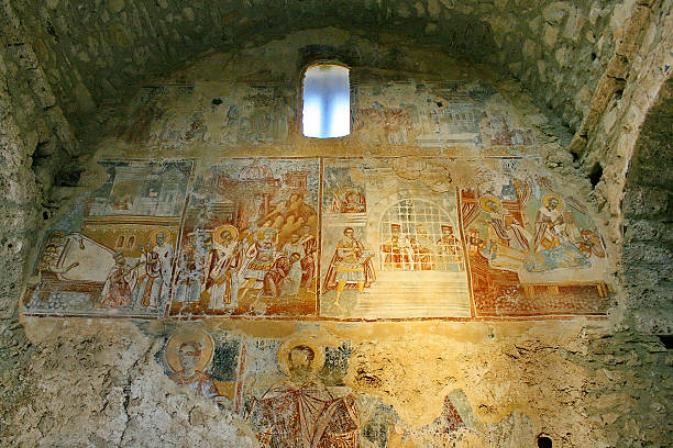 ancienne fresque peintures sur la forteresse de mystras byzantine - sparta greece ancient past archaeology photos et images de collection