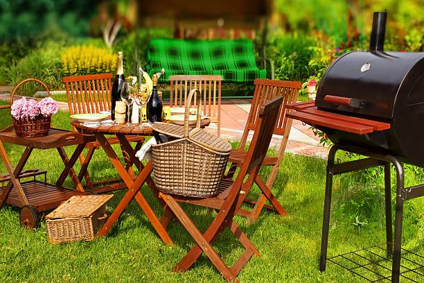 sommer-barbecue-party oder ein picknick - flower bed formal garden ornamental garden furniture stock-fotos und bilder