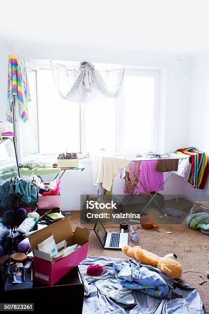 Disoder En La Habitación Foto de stock y más banco de imágenes de Desordenado - Desordenado, Interior de la casa, Caos