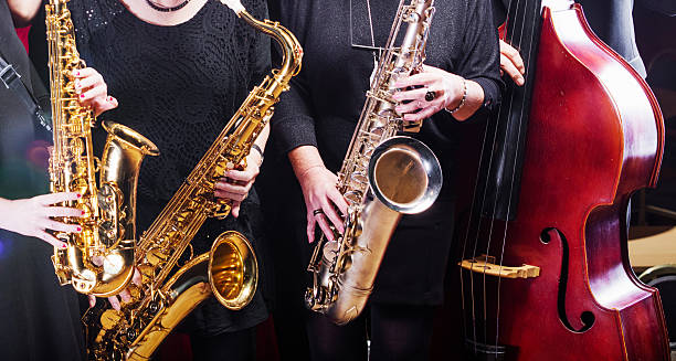 músicos tocando em uma grande banda - close up musical instrument saxophone jazz - fotografias e filmes do acervo