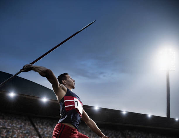 atleta di atletica leggera che lancia il giavellotto - javelin foto e immagini stock